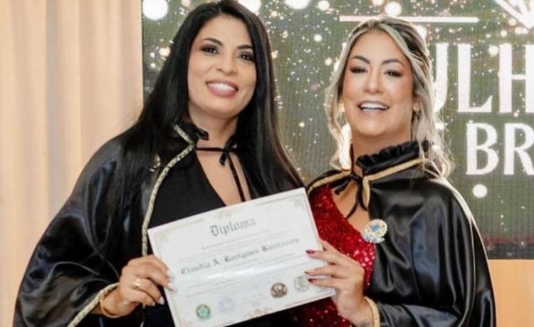 Claudia Knutsson ganha honraria internacional em cerim�nia especial