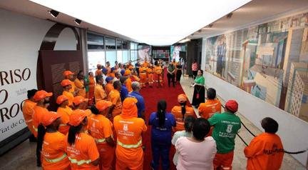 Garis visitam exposi��o de Renoir na Casa Fiat de Cultura