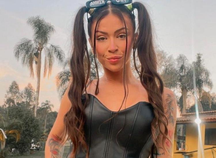 MC Pipokinha posando para a foto 