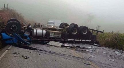 MG: caminh�o tomba e interdita a MGC-265; motorista fica preso �s ferragens