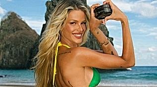 De biquíni, Yasmin Brunet exibe bumbum avantajado e impressiona público