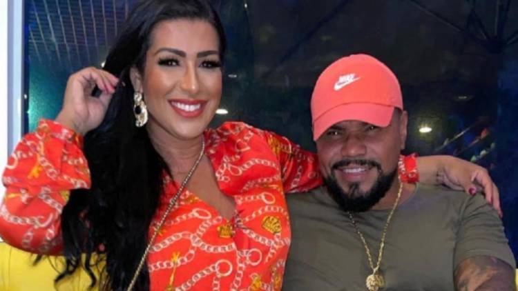 Esposa do cantor dividiu opini�es ao falar sobre as f�s do cantor no camarim