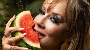 Vivi Fernandez posa nua, estampa a 'Sexy' e reacende o burburinho nas bancas