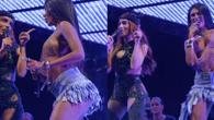 Durante ensaio no Rio, Anitta brinca com a empolgação da amiga e demonstra cuidado no palco