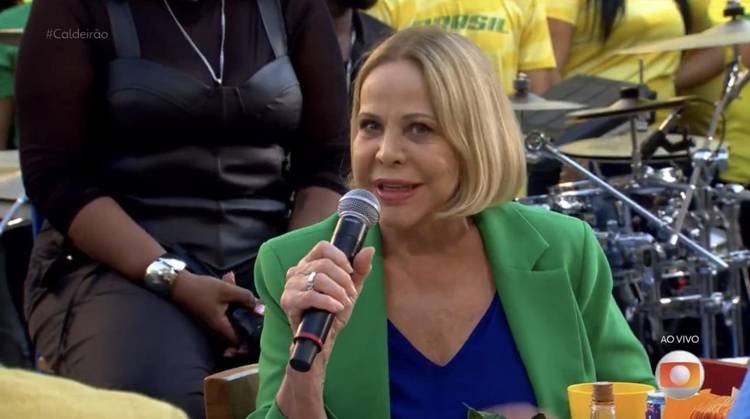 Claudete Troiano diverte a web ao recriar meme de Leila Lopes no 
