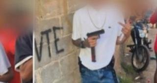 Pol�cia cumpre mandados de busca e apreens�o atr�s das armas exibidas em bailes funks