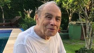 Aos 94 anos, Stênio Garcia cobra na Justiça do Rio a renda de um apartamento em Ipanema que passou às filhas em 1992, com usufruto vitalício registrado em cartório
