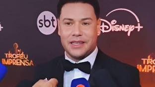 Tiago Barnab� surge acompanhado no Trof�u Imprensa, exp�e grande amor e fala sobre boato de ser gay