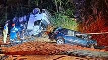 Trag�dia na BR-262: batida frontal seguida de capotamento deixa tr�s mortos - foto: Divulga��o/Corpo de Bombeiros