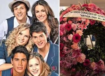 Velório de Lua Blanco: atores de 'Rebelde' enviam coroa de flores coletiva