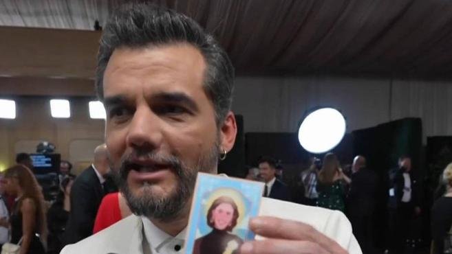 Conhe�a artista da 'Fernanda da Sorte', santinho que circulou no Globo de Ouro