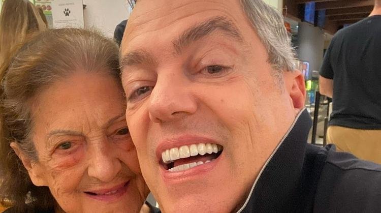 Marco Antonio de Biaggi homenageia m�e falecida: 