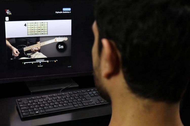 A tecnologia amplia as possibilidades de prática individual no ensino de instrumentos musicais EAD