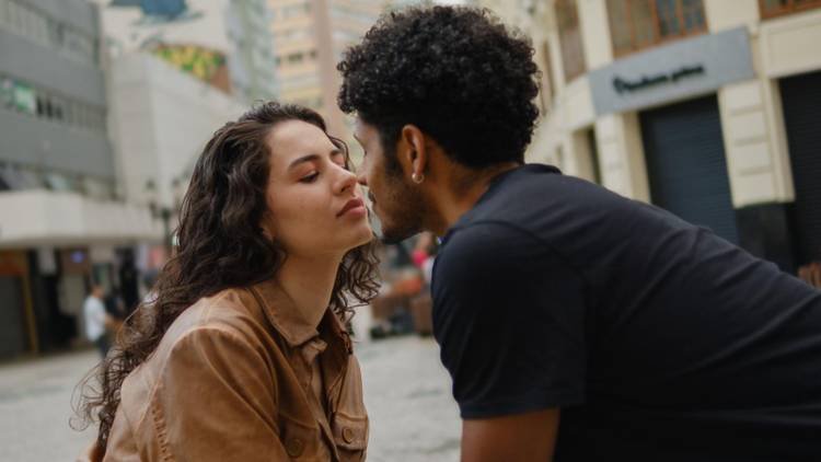 Estamos esquecendo como se relacionar? O que o beijo revela sobre os encontros