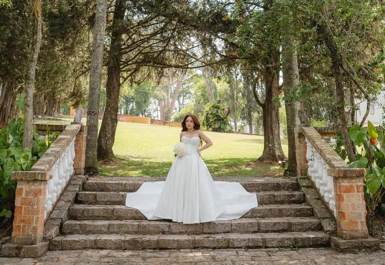 Cantora Mari Fernandez posando com vestido de noiva