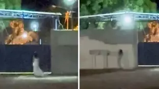 Mulher chama ateno vestida de noiva em frente ao cemitrio