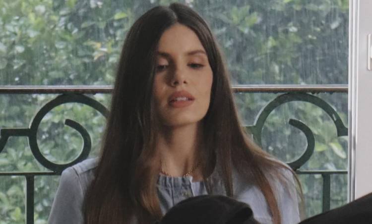 Camila Queiroz renova parceria e protagoniza campanha de moda no Rio de Janeiro