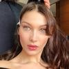 Bella Hadid rasga o verbo e exp�e Dolce & Gabbana: 'Racismo e xenofobia'