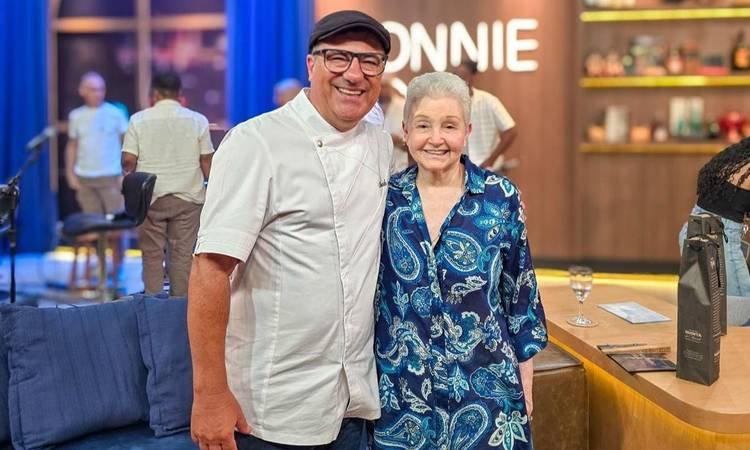 Em conversa animada com o apresentador Ronnie Von, a autora reviveu a inf�ncia ao degustar receita preparada pelo comandante da Quinta do Olivardo no 