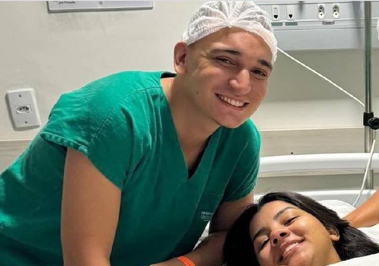 Jo�o Gomes ao lado da namorada