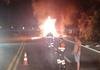 �nibus � destru�do por inc�ndio �s margens da BR-381 em S�o Gon�alo do Rio Abaixo