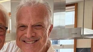 Aos 63 anos, Pedro Bial posa ao lado do irm�o e semelhan�a impressiona - foto: Instagram