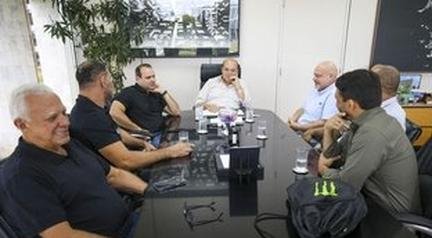 Em dia de evento de MMA, Ibaneis recebe atletas