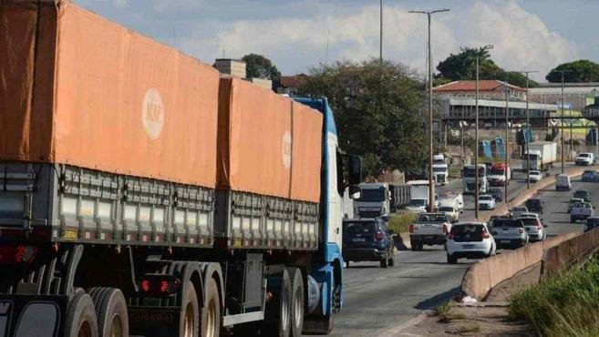 Mulher morre em acidente envolvendo moto e caminh�o no Anel Rodovi�rio - foto: Tulio Santos/EM/D.A.Press