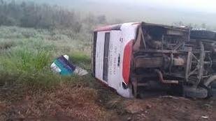 �nibus com romeiros capota e deixa 18 feridos em Minas Gerais - foto: �nibus saiu da pista e caiu em barranco no Sul de Minas; 18 passageiros ficaram feridos, dois em estado grave