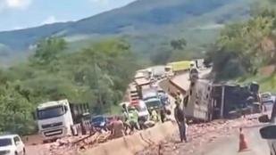 Carreta com carga de refrigerantes tomba e interdita BR na Grande BH  - foto: Reprodu��o/redes sociais