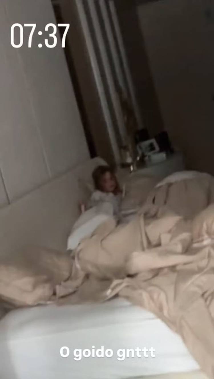 Maria Flor na cama