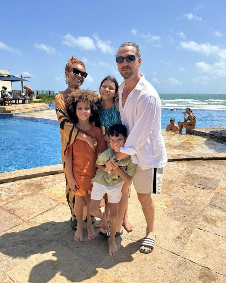 Aline Wirley e Igor Rickli posaram com os três filhos
