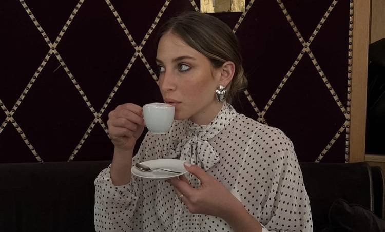 A influenciadora que mora na Cidade Luz marcou presen�a no L'Avenue ao lado de Jade Picon, Andr� Lamoglia e outros destaques do calend�rio fashion parisiense