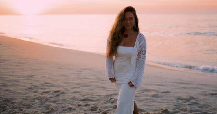 Com time da Canetaria e produ��o de Milton Guedes, Lara Estelita apresenta o �lbum '10/10'