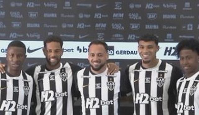Galo apresenta o "pacote" de refor�os
