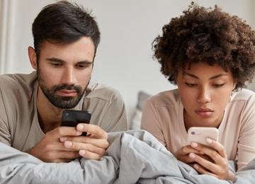 Sexting: como trocar mensagens picantes pode aumentar a intimidade do casal