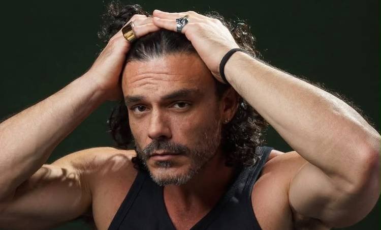 Kiko Pissolato se emociona ao relembrar Maciel Pereira em trama da TV Globo