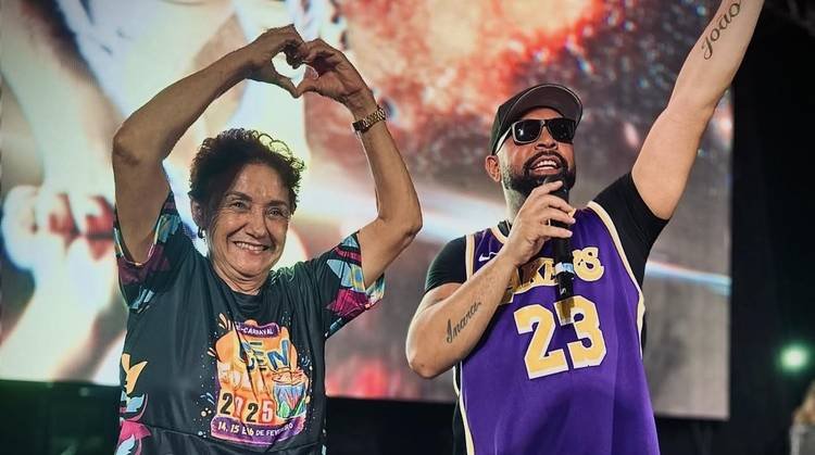 Leandrinho Tigr�o se alegra ao ver prefeita dan�ando ao som do Bonde 