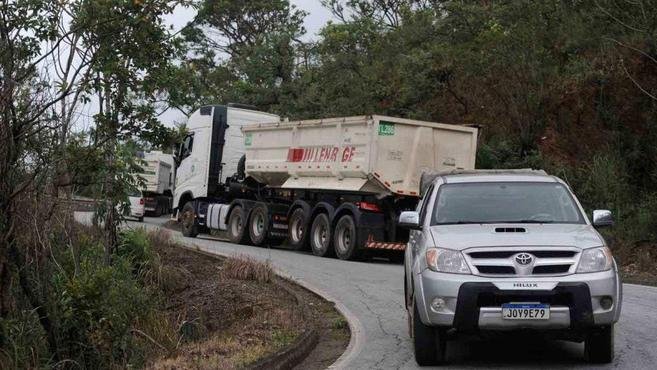 Grande BH: o risco em estradas secund�rias no caminho do fim de semana - foto: Alexandre Guzanshe/EM/D.A Press