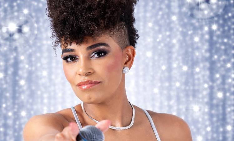 Marah Silva arrasta 80 mil foli�es e doa mais de 300%u202Fkg de ra��o para pets; confira 