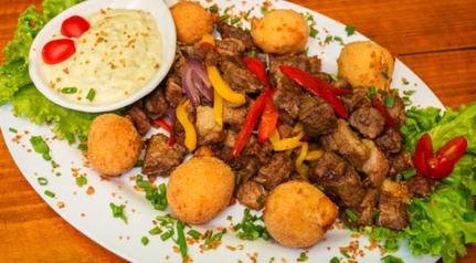 Onde comer antes de cair nos bloquinhos de BH: 7 bares com PF perto da folia