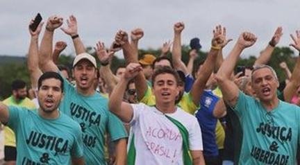 Nikolas Ferreira usa "camisa de batom" em caminhada a Bras�lia