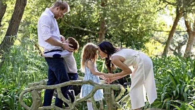 Filhos de Harry e Meghan vão estudar em escola que custa R$ 180 mil