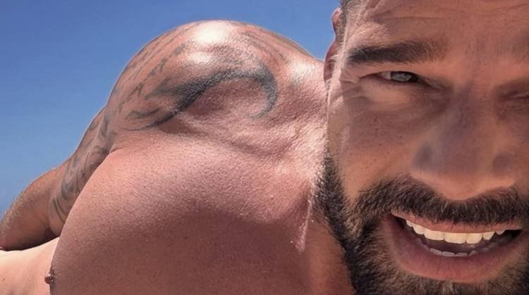 Ricky Martin surge nu em selfie e causa alvoro�o na web