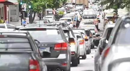 Sa�da para o feriad�o provoca congestionamentos e interdi��es em rodovias de Minas; veja onde h� bloqueios