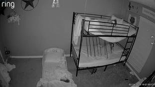 V�deo: parte de beliche desaba durante a noite e assusta crian�as