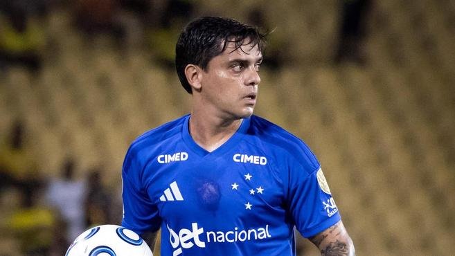 Fagner diz que Cruzeiro precisa se impor na Libertadores: 'Se sofrer, que seja com vit�ria'