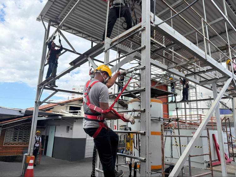 Exercícios de suspensão, uso de cinturão e sistemas de ancoragem ajudam a preparar profissionais para situações de urgência
