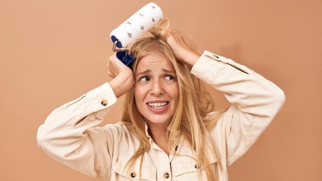 Papel-alumínio no cabelo antes de dormir: truque promete reduzir o frizz