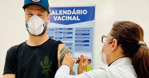 Rodrigo Hilbert é vacinado e vira meme na web: 'Fabricou a própria vacina' - Vimarsana News
